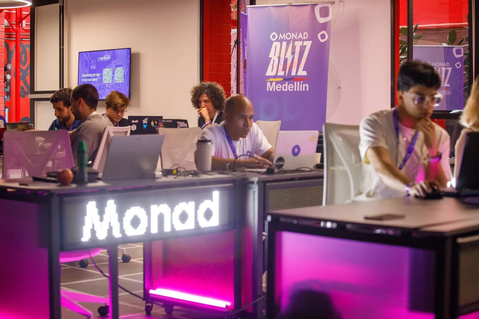 Builders trabajando en MonadBlitz Medellín, 6 de junio de 2026