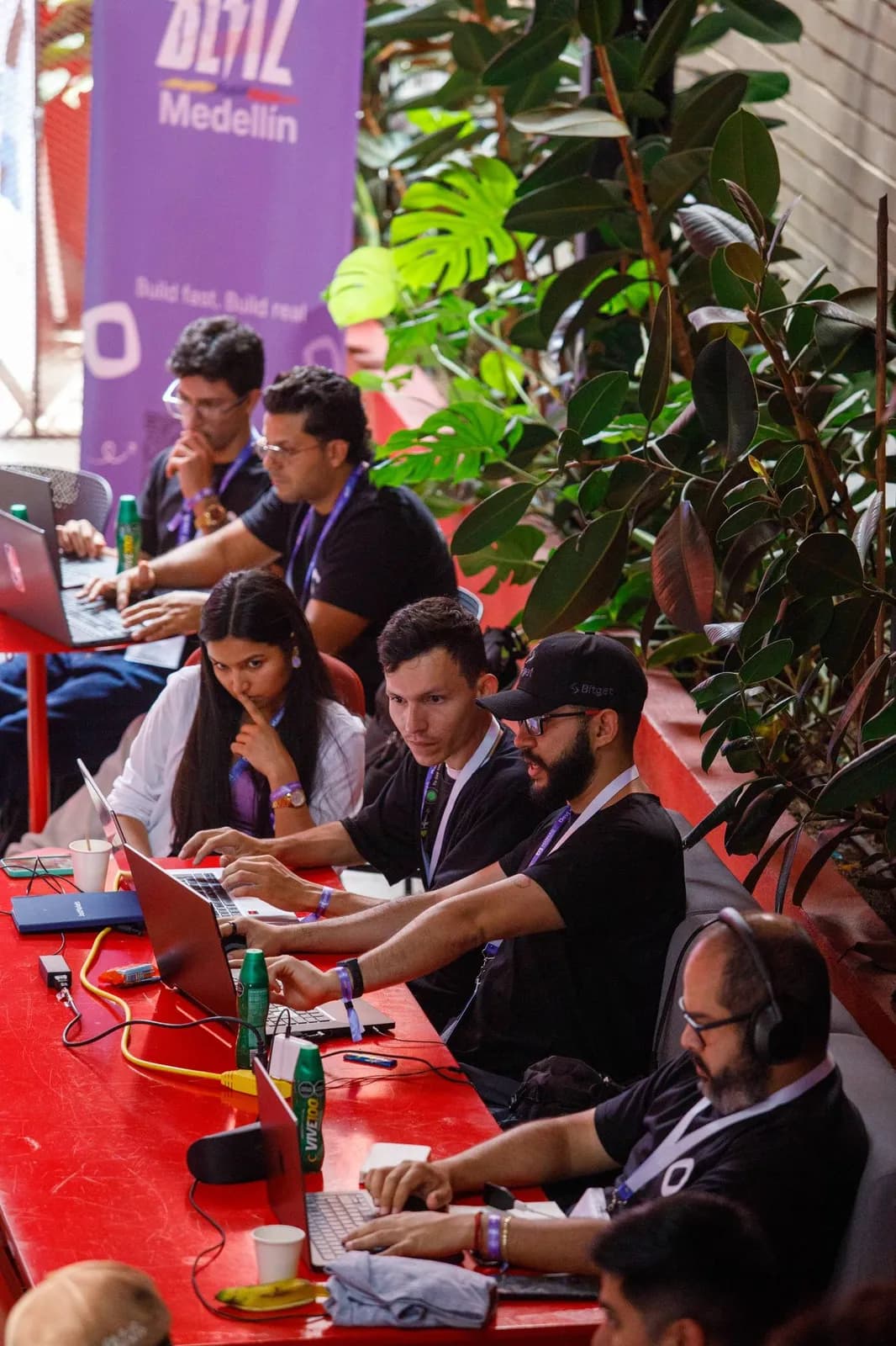Equipos hackeando en Indie Universe durante MonadBlitz Medellín