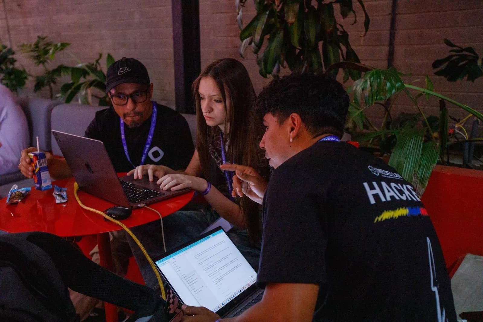 Equipo revisando código en MonadBlitz Medellín