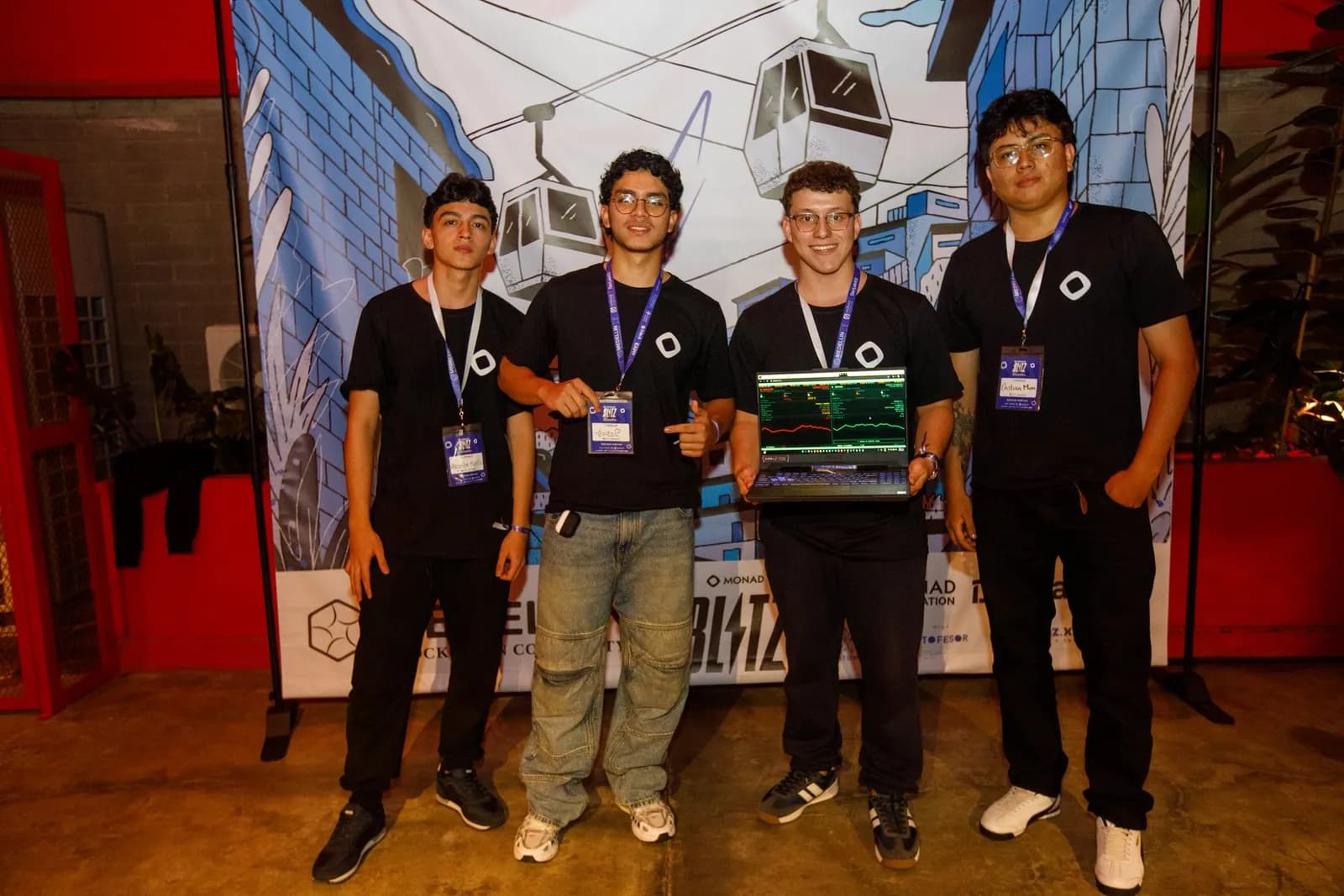 Equipo presentando su proyecto en MonadBlitz Medellín
