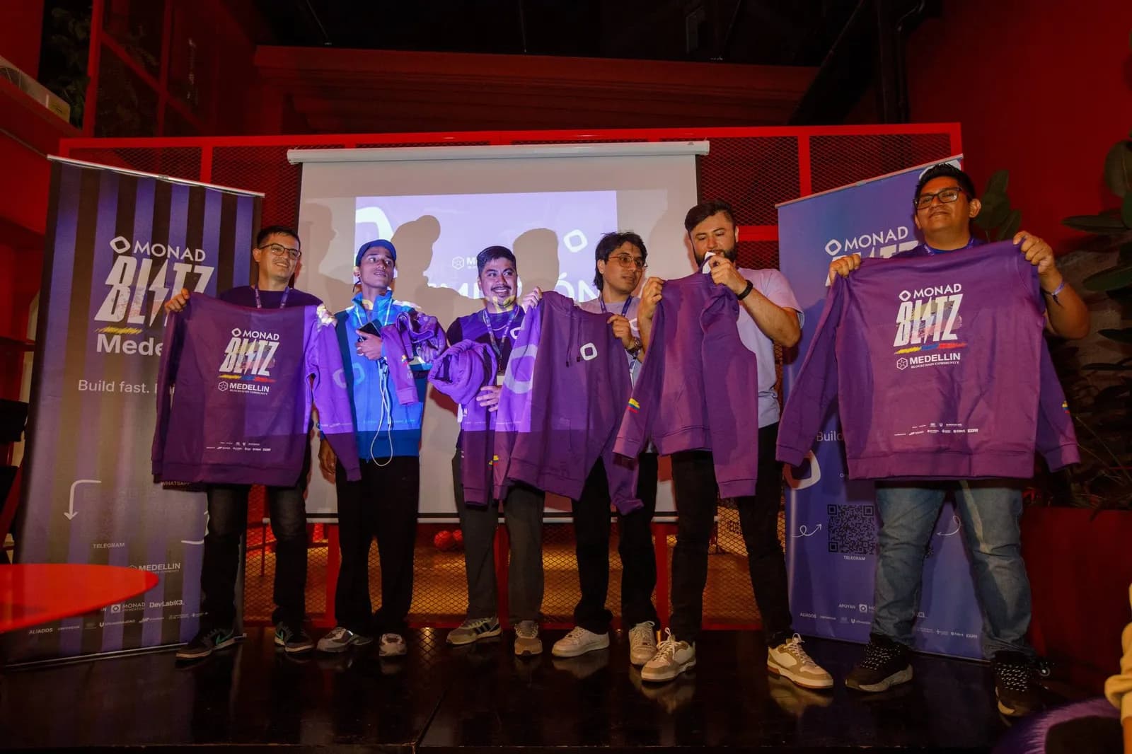 Cierre de MonadBlitz Medellín con los hoodies del evento