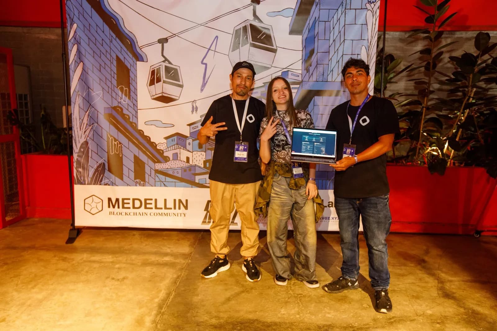 Equipo de MonadBlitz Medellín frente al backdrop de la ciudad